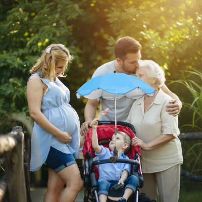 Famille serine avec ombrelle pour poussette