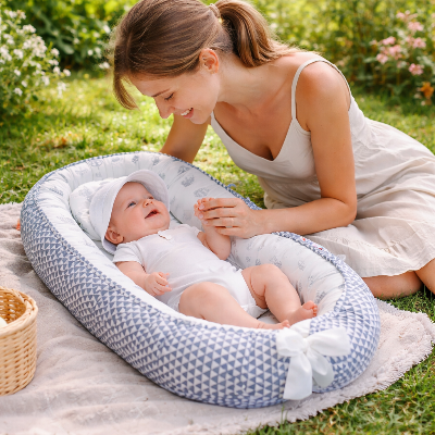 Moment tendre dans le jardin dans nid d ange bebe