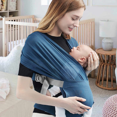 echarpe de portage bebe qui blottit en souriant