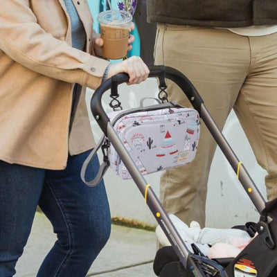Saca langer bebe attacher a la poussette en promenade