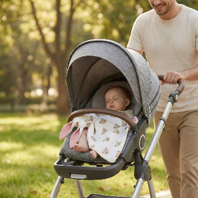 Promenade entre papa et bébé avec doudou ours