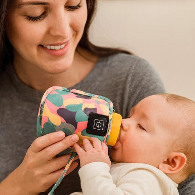 Maman donne du lait dans Chauffe biberon portable 