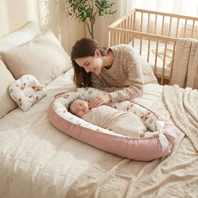 Bebe dans nid d ange rose