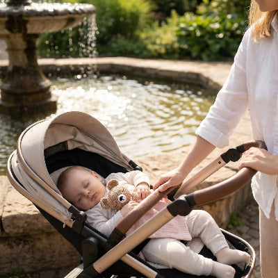 Bebe dort dans le jardin avec son doudou paisiblement