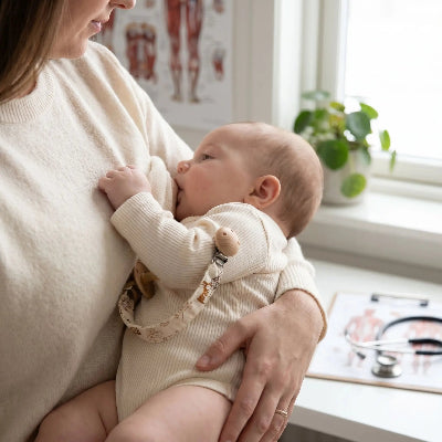 Bebe rendez vous serein avec attache tetine en bois