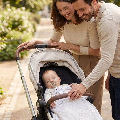 Bebe utilise attache tetine bebe dans la poussette