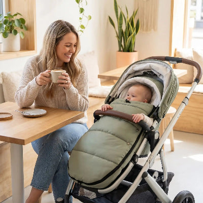 Chanceliere bebe maman profite un cafe