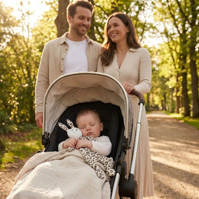Doudou bebe en mousseline avec bebe dans poussette