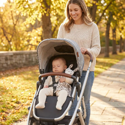 Doudou bebe en mousseline en promenade