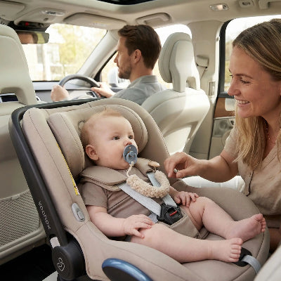 Famille en voyage maman attache tetine de bebe