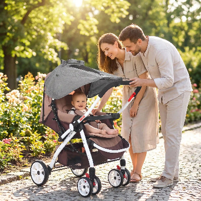 Famille heureuse avec pare soleil poussette qui protege bebe