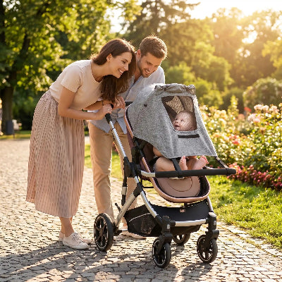 Famille heureuse d avoir pare soleil poussette