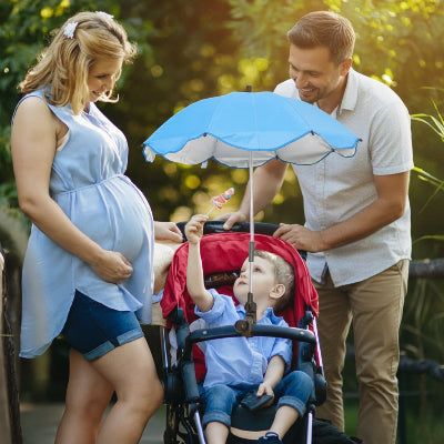 Famille heureuse protege bebe avec Ombrelle pour poussette