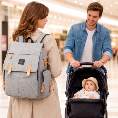 Journee familliale au centre commercial sac a dos maternite