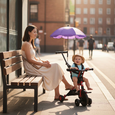 Maman assise sur banc bebe protege ombrelle poussette universelle