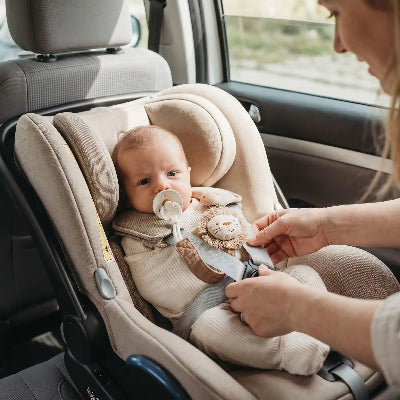Maman attache doudou attache tetine dans siege auto