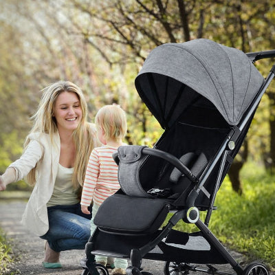 Maman bebe au parc avec poussette