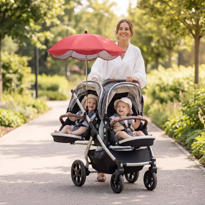 Maman heureuse protege ses bebes avec ombrelles poussettes