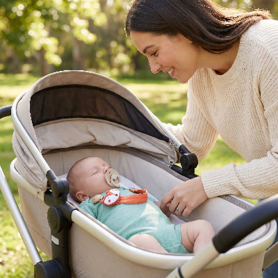 Maman mets attache tetine bebe pour bebe