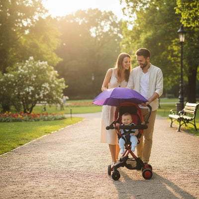 Maman papa en promenade avec bebe protege ombrelle poussette universelle
