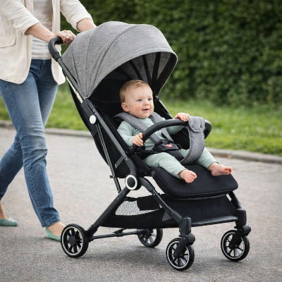 Maman pousse bebe dans la poussette
