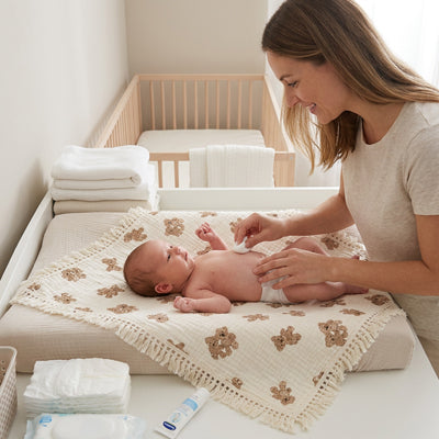 Maman prepare son enfant dans couverture bebe