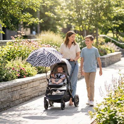 Maman promene ses enfants protege bebe avec ombrelle poussette