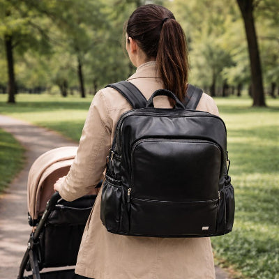 Manman porte sac a langer noir sur le dos
