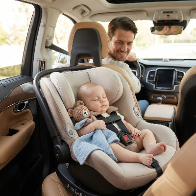 Papa accompagne son enfant avec son doudou bebe