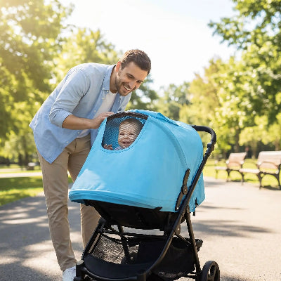 Papa joue avec bebe protege dans pare soleil poussette