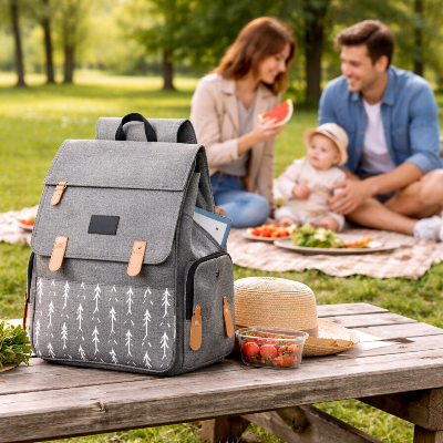 Pic nic familliale au parc avec sac a dos maternite
