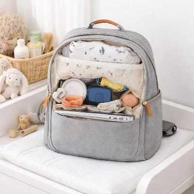 Sac a dos maternite placer sur une table