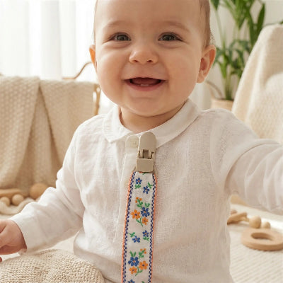 attache tetine attacher a la chemise de bebe