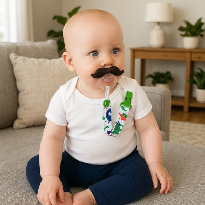 Attache tetine bébé assis gentillement