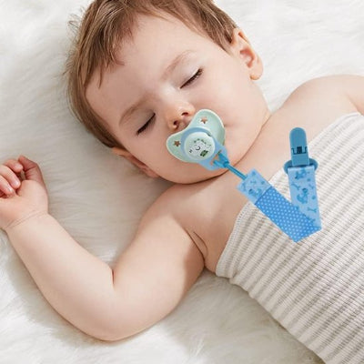 Attache tétine bébé au repos paisible