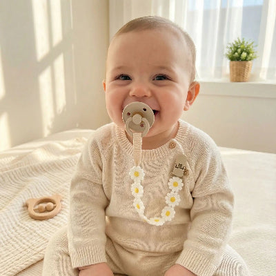 attache tétine blanc et jaune bébé heureux