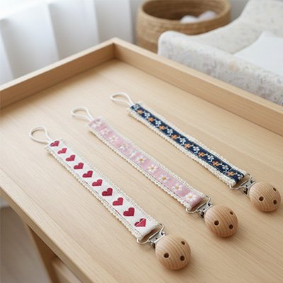 Attache tetine élegante moderne 