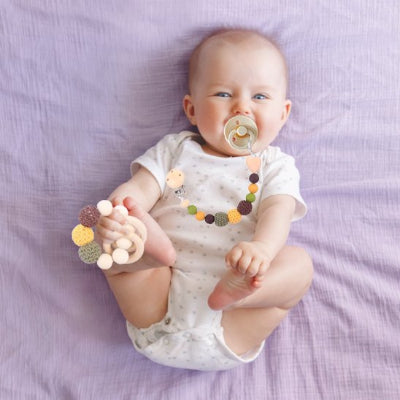 Attache tétine qui rend bébé heureux