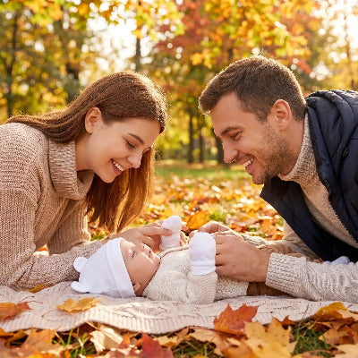 automne heureuse bebe portant mouffle et bonnet bebe naissance