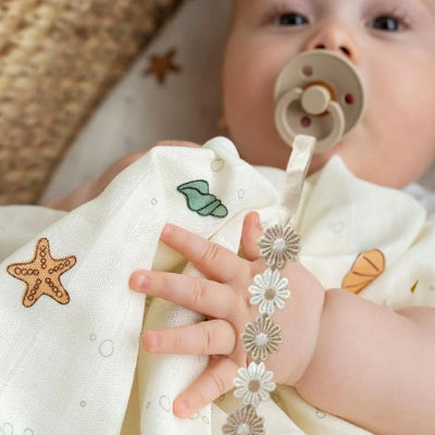 Bébé a l aise avec son Attache tetine 