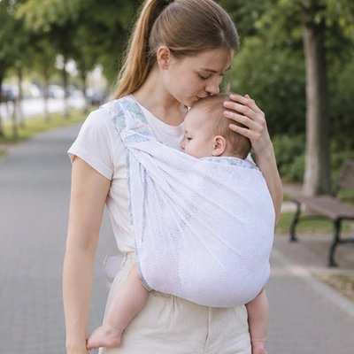 Bébé blottit contre maman dans Echarpe de portage