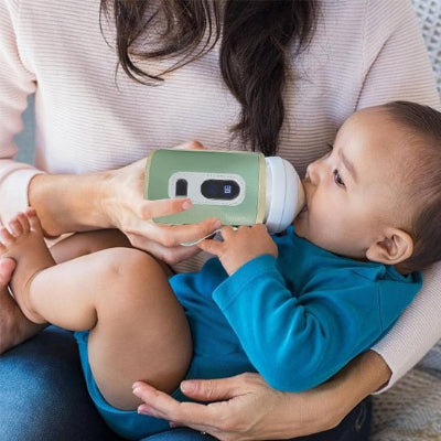 Bebe boit a bonne temperature dans Chauffe biberon nomade