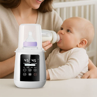 Bébé boit tranquillement du lait sortant du Chauffe biberon​