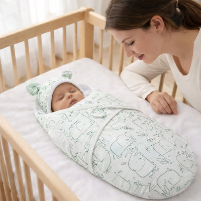 bebe dans son berceau dans nid d ange