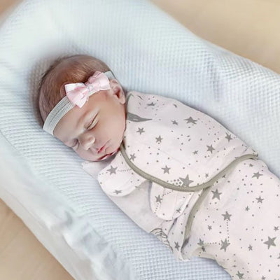 Bebe fille envelopper dans une Couverture bebe