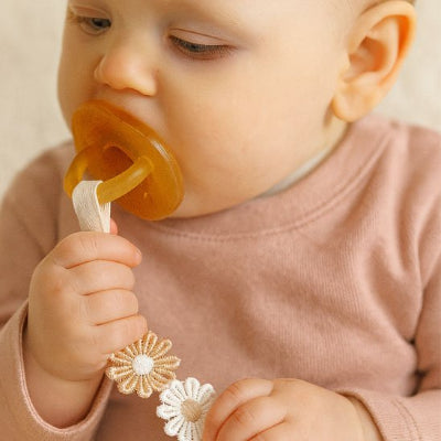 Bébé heureux d avoir Attache tetine