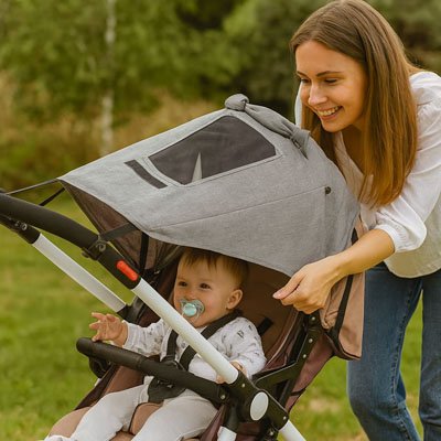 Bébé heureux d avoir Par soleil poussette​ 