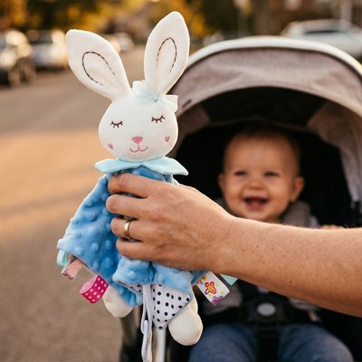 Bébé heureux du promenade avec Lapin doudou 