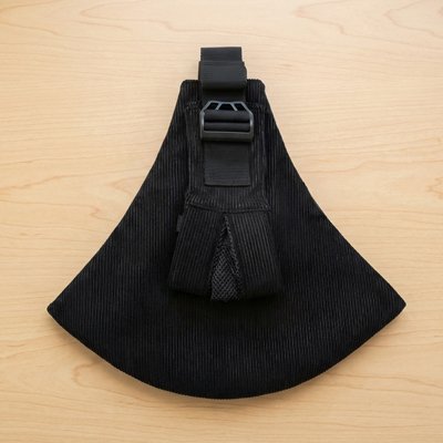 Bebe porte en echarpe noir