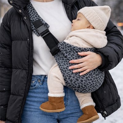 Bebe porte en echarpe sous le manteau